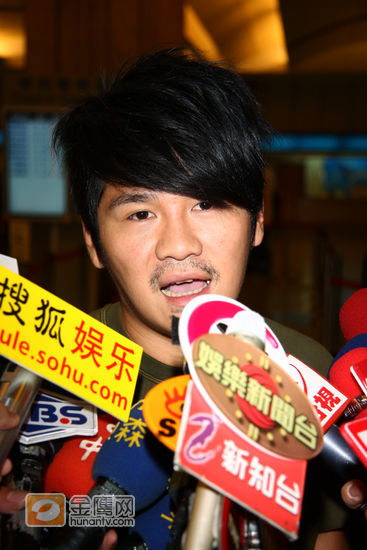Gary Tsao(曹格)将返回大马，临行前摘下墨镜以真面目示人，力证脸上没有任何被打痕迹。
