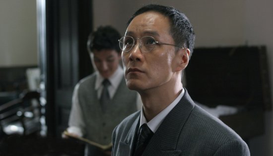 冯远征饰司徒雷登秘书傅泾波 金鹰娱乐讯 献礼大片《建国大业》将于2009年9月17日全国公映。本片群星云集，星光璀璨，饰演国民政府官员的即有姜文、张国立、陈道明、陈凯歌、吴宇森、陈坤、佟大为等知名演员和导演。
