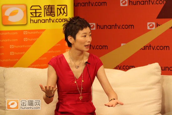 金鹰娱乐讯 （记者 李湘） 7月3日下午，快女评委、《ELLE》杂志主编晓雪做客金鹰访谈畅聊时尚杂志主编的时尚生活和时尚理念。作为快女评委，晓雪透露，在快女决出全国10强后，《ELLE》将打造快女，邀请众多国际一线的专业化妆师、造型师和摄影师为总决赛前10强选手量身定做造型和拍摄大片。