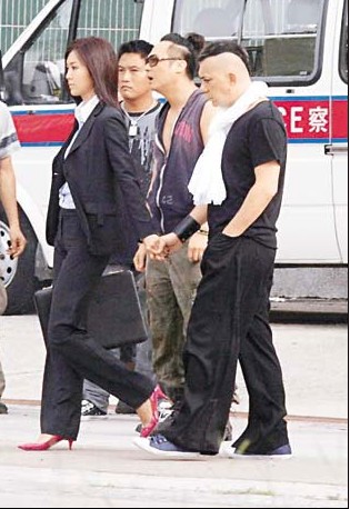 叶翠翠与黄秋生、吴镇宇(右二)在炎热的天气下拍外景