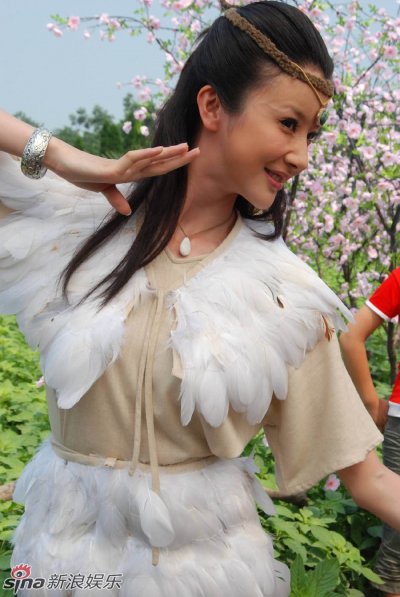 金鹰娱乐讯 日前，孙菲菲新片女娲造型曝光。照片中的她身披羽毛服装，展现出迷人风采。