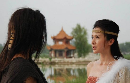 金鹰娱乐讯 日前，孙菲菲新片女娲造型曝光。照片中的她身披羽毛服装，展现出迷人风采。