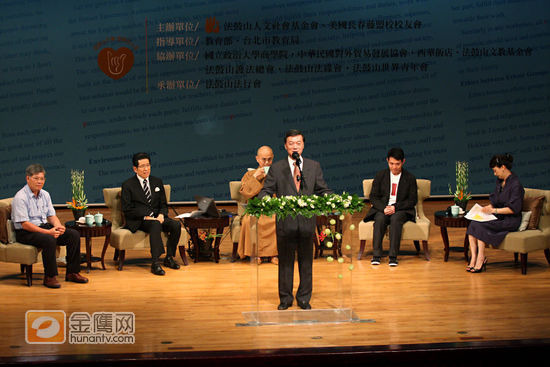 一向对公益不遗于力的国际武打巨星李连杰，昨日出席由法鼓山人文社会基金会，及美国长春藤盟校校友会主办的”心伦理座谈会－发现幸福密码”，与亚都丽致总裁严长寿先生、知名大学哲学系教授林火旺先生、佛教学院校长惠敏法师，一同阐释幸福的定义，并与前来现场的听众们分享自己所经历的小故事。