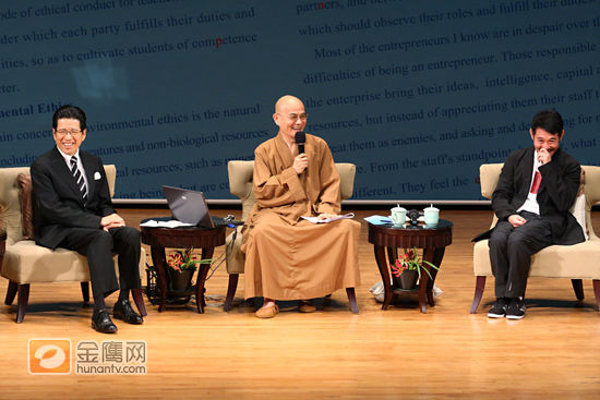 一向对公益不遗于力的国际武打巨星李连杰，昨日出席由法鼓山人文社会基金会，及美国长春藤盟校校友会主办的”心伦理座谈会－发现幸福密码”，与亚都丽致总裁严长寿先生、知名大学哲学系教授林火旺先生、佛教学院校长惠敏法师，一同阐释幸福的定义，并与前来现场的听众们分享自己所经历的小故事。