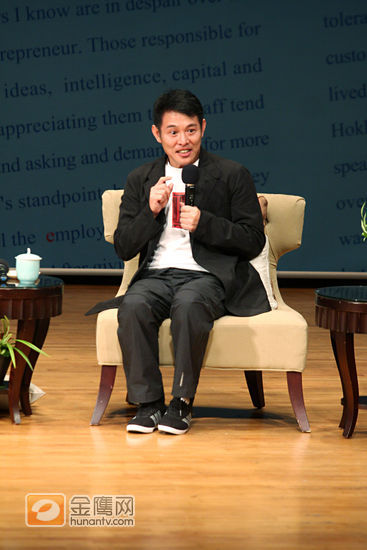 一向对公益不遗于力的国际武打巨星李连杰，昨日出席由法鼓山人文社会基金会，及美国长春藤盟校校友会主办的”心伦理座谈会－发现幸福密码”，与亚都丽致总裁严长寿先生、知名大学哲学系教授林火旺先生、佛教学院校长惠敏法师，一同阐释幸福的定义，并与前来现场的听众们分享自己所经历的小故事。