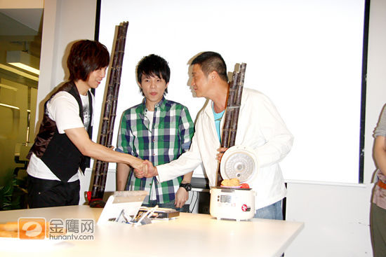 新生代两大创作才子小宇以及Abin(方炯镔)也来到现场，感谢MTV音乐台在现在唱片业如此不景气的时候永远替所有音乐人发声。