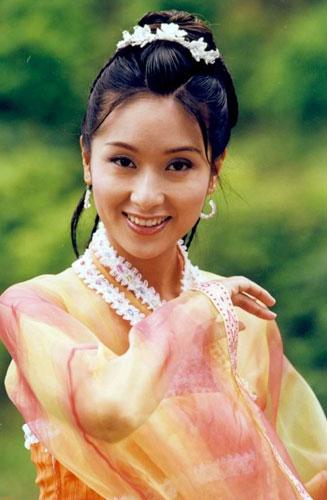 杨恭如亚洲小姐杨恭如，当年娇滴滴的孔慈，迷倒万千男士，自从与前上海首富扯上关系后，开始不事生产，形象一落千丈，她住在周为其租住的顶级复式豪宅中，月租18万，周一次过清二年的租金。
