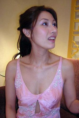 李嘉欣我想哪怕是憎她入骨的宝咏琴(刘銮雄前妻)，关之琳(情敌之一，因为李介入她失去了嫁大刘的机会)，庞黄美仪(李小姐现在追求中的老板庞维仁太太)，都无法否认李小姐的美貌，的确堪称惊艳绝色，但其为了，实在让人汗颜。