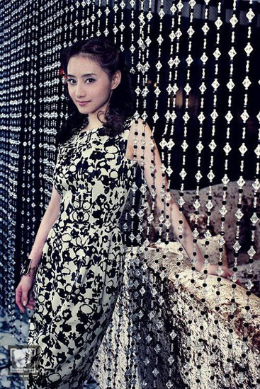 陈德容传说中小学毕业的陈德容小姐，19岁拍《梅花三弄》，就算最挑剔的穷摇奶奶也对她惊为天人，曾经有一段姻缘摆在她面前，但小开家里人嫌她学历低而作罢，但也好过孩子都满地跑了，媳妇还没进门中学毕业生贾静雯小姐，最近的陈小姐好像水肿了，整张脸像打了褶子的肉包。