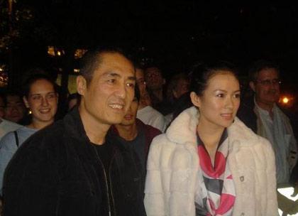 3、与张艺谋：对于章子怡来说，张艺谋无疑是影响她一生的重要人物。有了张艺谋这个在国际影坛上响亮的名字，那么“谋女郎”自然也成为了一夜成名的代名词。所以，章子怡成了后来的“玉蛟龙”、“如月”和“小妹”，而且，还有诸多的空白等着她去填写。传闻一直指章子怡是张艺谋继巩俐后最重视的一位女朋友，而章子怡也有意借助张艺谋的名声使自己迅速晋升为国际影星。