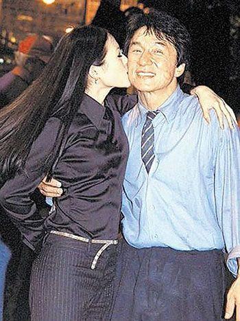 8、与成龙：成龙在过47岁生日，章子怡不止送上香吻，还坐在成龙大腿上，喂他吃水果、喝他喝过的矿泉水。而且成龙每拍完一个镜头大汗淋漓，章子怡立刻上前替成龙擦汗，关系甚是亲昵。据说成龙在生日当天，还抱起章子怡说：“她是我的生日礼物 。”