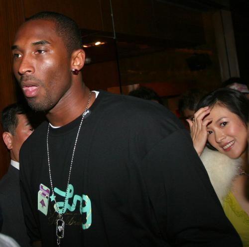 6、与科比：《夜宴》的主创人员在北京东方君悦酒店举行盛大宴会。恰好NBA巨星科比当晚也下榻在该酒店，因此科比抽空在酒吧和章子怡见了面。两人只是简单地聊了几句，由于酒会人员复杂，科比只在此逗留了3分钟便匆匆离开，以免引起绯闻。