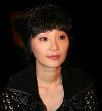 其实徐帆和冯小刚早在1991年就认识了，直到1993年徐帆经过王朔的撮合才和冯小刚好了起来。那时徐帆正疯狂的追求王志文，哪里知道这位其貌不扬但才高八斗的冯大导演对她是一见钟情，暗恋了很长时间，就是没有任何的机会，这段经历可把冯小刚给折腾的够惨。有个访谈中徐帆谈起冯小刚时还说：“初次见面冯小刚给我的第一印象并不好，他当时骑摩托车，穿着皮裤、皮衣，我一看到他，就觉得这个人怎么这么招摇，特别不喜欢。”当时正和王志文恋的火热，徐帆对王志文的痴恋程度是很多人都不能理解的。