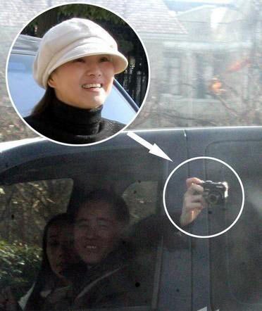 2009年1月20日讯，上海，伊能静婚外情被踢爆，却依然工作不断，近日，她遭遇“狗仔队”追击，这位时尚教主也不忘拿出相机在车内与狗仔队“对拍”，更用靠枕挡住窗玻璃，始终不露面。伊能静所用相机颇似日系C家的旗舰机型。