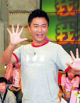 吴宗宪与狗仔队的冲突由来已久。他曾呼吁台湾“立法院”成立“狗仔法”，以保护“手无寸铁的艺人免遭追杀”，而且他还曾自导自演一个“捕狗计划”，将狗仔队戏弄一番。不久前，他无端遭几名彪形大汉暴打，导致眼睛受伤，头部流血。虽然至今没有找出幕后真凶，但是狗仔队却是“嫌疑犯”之一，可见双方“仇恨”甚深。