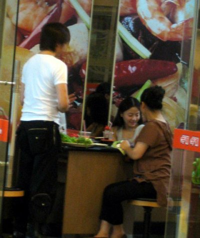 
贡米与家人吃火锅
