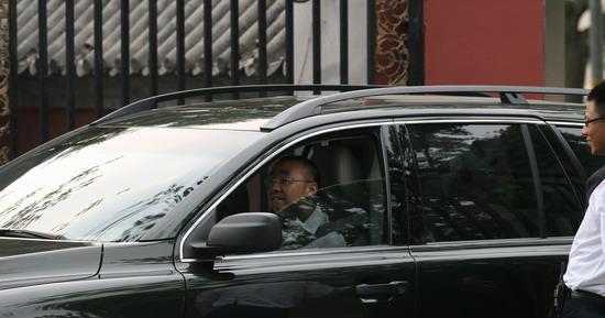 刘仪伟笑容满面 将任婚礼司仪