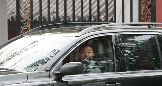 刘仪伟笑容满面 将任婚礼司仪