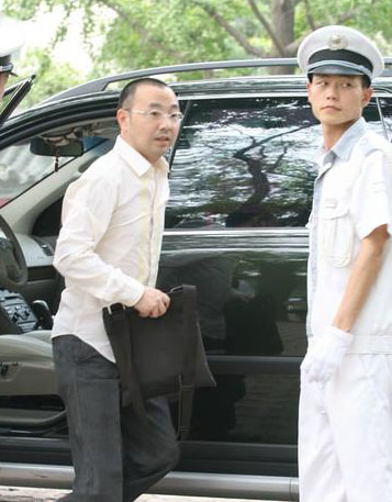 刘仪伟笑容满面