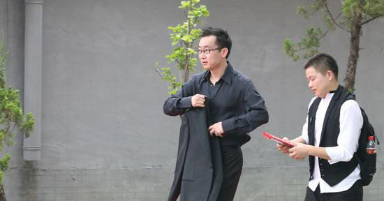 伴郎陆川带加长红包道贺 
