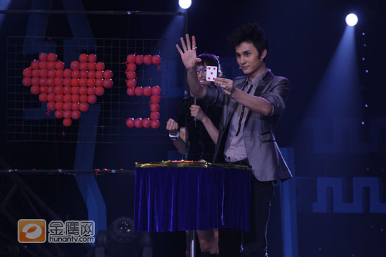 刘世杰邀“林无敌”一起完成魔术。（摄影：于慧娜、尤婧，金鹰网独家图片，转载须注明版权。）