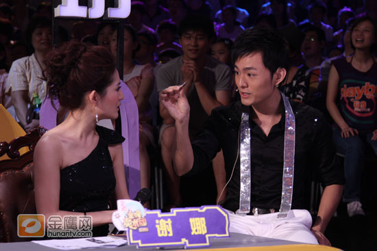 邓男子在谢娜面前表演近景魔术。（摄影：于慧娜、尤婧，金鹰网独家图片，转载须注明版权。）