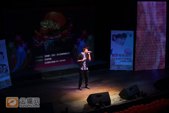 金鹰娱乐讯（北京记者：冯紫剑）7月4日，人气歌手魏晨在北京举办“魏晨与你相约”DIY歌友会，全国各地近千乐橙前往捧场，歌友会上魏晨宣布，天娱群星合力打造的60年国庆红色献礼专辑将于下周正式推出，而自己在专辑中将演唱《绒花》。自07年出道至今，除了坚持自己的音乐道路，魏晨又接拍《乐火男孩》、《新流星雨》等电影电视作品，大有向影视乐多栖发展的趋势。（文/图：冯紫剑 金鹰娱乐北京站稿件，转载请注明出处。）