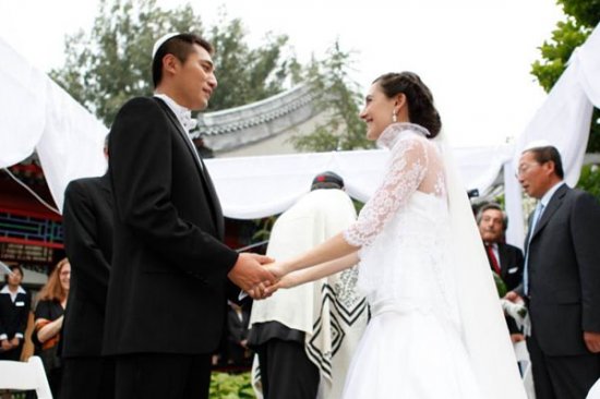 刘烨与法国女友安娜依斯的婚礼，在北京地坛公园北门外的乙十六号会所举行。据悉，婚礼仪式分为中、西两部分。现场有民乐队伴奏，浪漫唯美。
