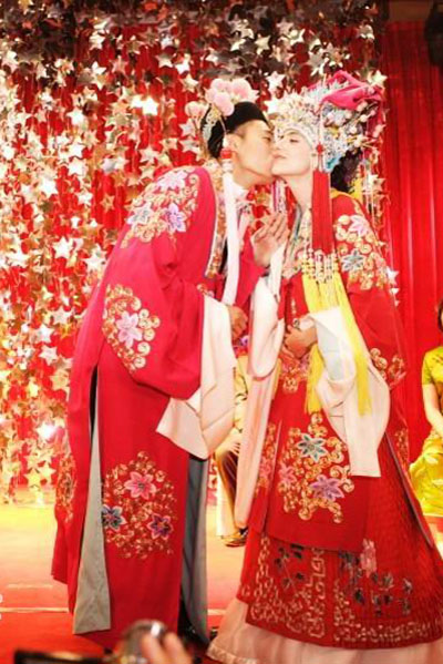 刘烨与法国女友安娜依斯的婚礼，在北京地坛公园北门外的乙十六号会所举行。据悉，婚礼仪式分为中、西两部分。现场有民乐队伴奏，浪漫唯美。
