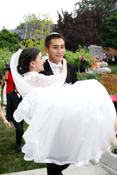 刘烨与法国女友安娜依斯的婚礼，在北京地坛公园北门外的乙十六号会所举行。据悉，婚礼仪式分为中、西两部分。现场有民乐队伴奏，浪漫唯美。