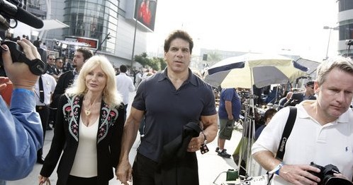 与杰克逊相伴15年的健身教练路费里格诺(Lou Ferrigno)携妻Carla亮相