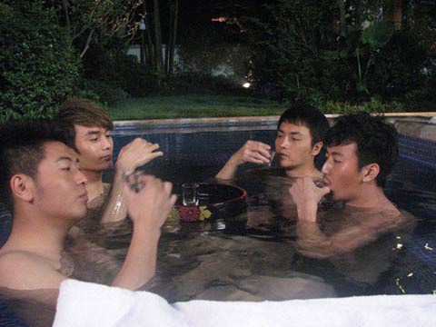 四人举杯
