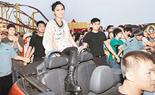 阿娇初踏哈尔滨，引起当地市民围观 
