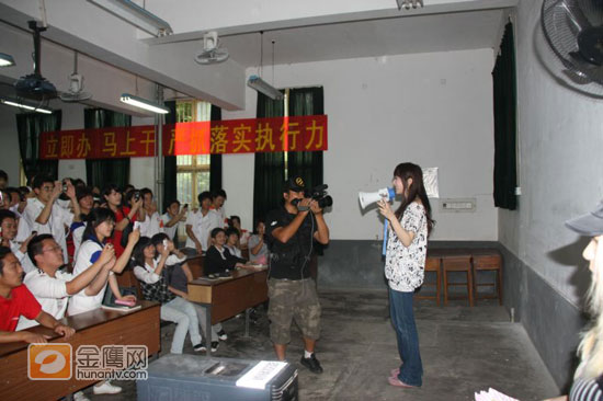 许慧欣在学校教室拉票。（金鹰网独家图片，转载须注明版权。）