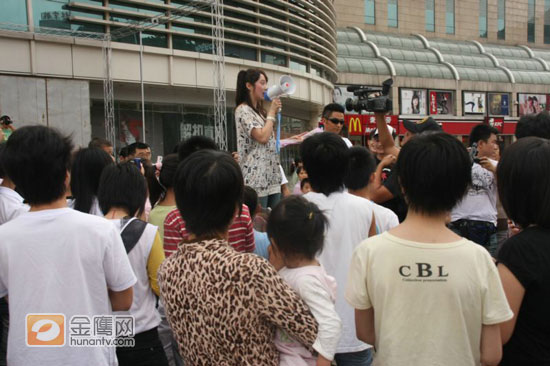 许慧欣在广场拉票。（金鹰网独家图片，转载须注明版权。）