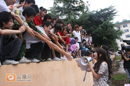 许慧欣在校园内拉票。（金鹰网独家图片，转载须注明版权。）