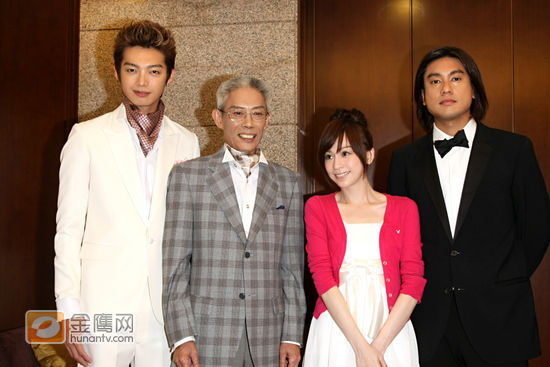 偶像剧《桃花小妹》的主要演员王心凌、辰亦儒、朱孝天及茂伯
