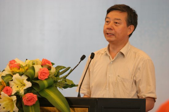 2.中国美协党组书记、常务副主席吴长江致词。