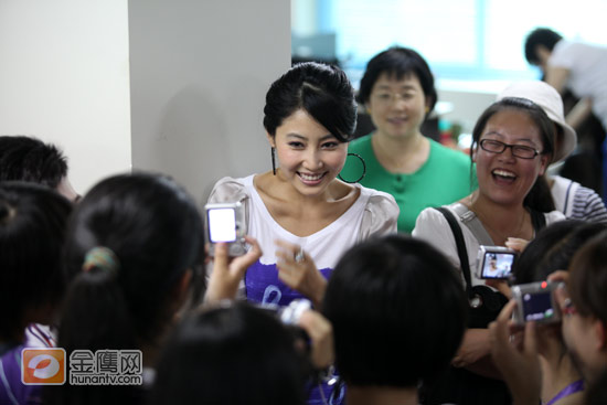 粉丝们抽签给李芯逸提问