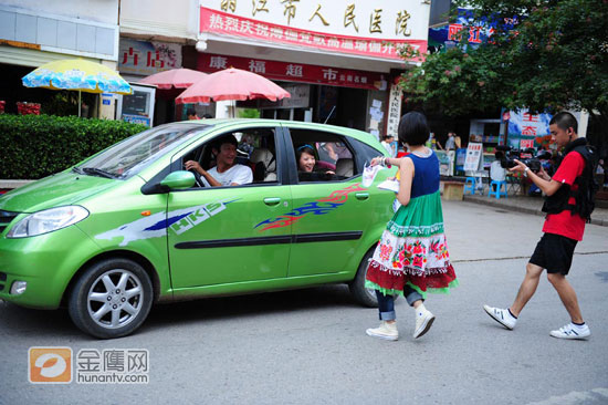 谭维维路途上拦车宣传。（金鹰网独家图片，转载须注明版权。）