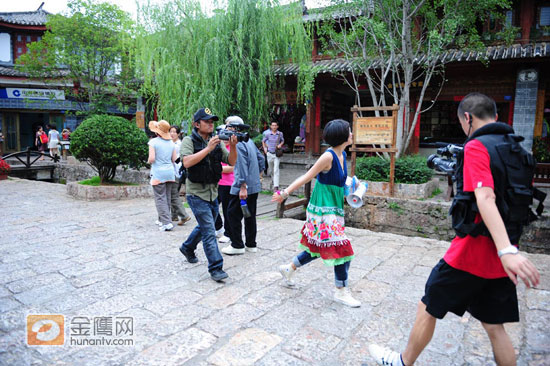 谭维维走进丽江人多的风景旅游胜地拉票宣传。（金鹰网独家图片，转载须注明版权。）