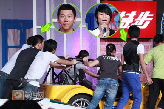 羽泉当“搬运工”挪动百万赛车