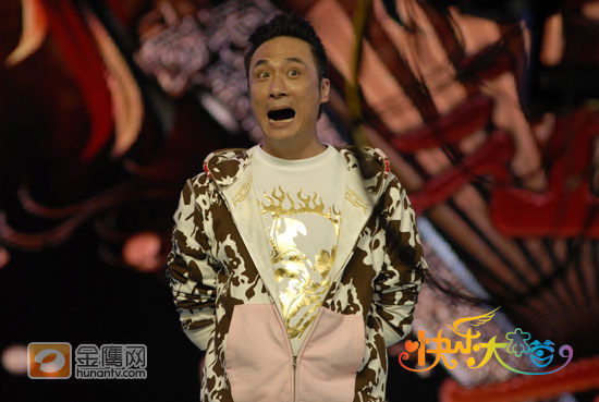 杀青后的再次重聚，吴佩慈，谢娜，房祖名已经“有恃无恐”，不仅统一战线大吐苦水，而且还把现场变成“导演控诉大会”。细数导演“令人发指的恶行”：横店湿冷天气下连续工作36小时不休息，户外凛冽寒风下等待12小时只为一个镜头，一遍又一遍吊威亚拍摄直至呕吐……现场观众在听闻主创经历后不断发出惊呼，主持人更是拿出鸡毛掸子欲现场惩罚导演。（金鹰网独家图片，转载须注明版权。）