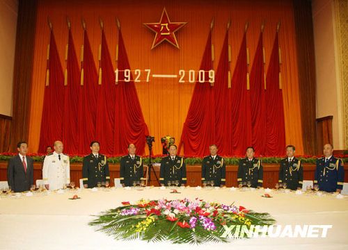　7月31日，国防部举行盛大招待会庆祝解放军建军82周年。新华社记者王建民摄