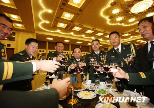 　出席招待会的解放军和武警部队的英模代表举杯共庆建军节。新华社记者王建民摄