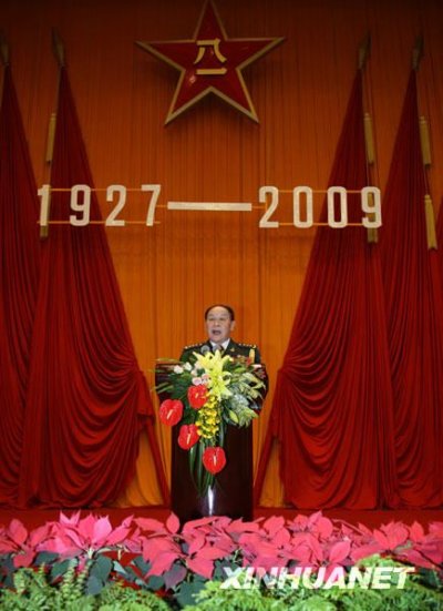 　7月31日，国防部举行盛大招待会庆祝解放军建军82周年。新华社记者王建民摄
