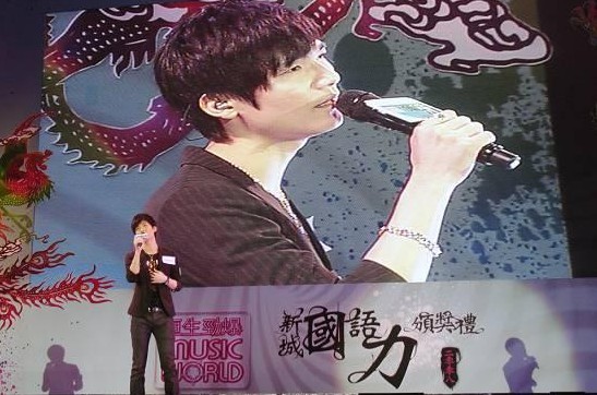 陈楚生深情献唱