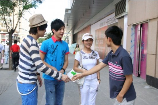 路人认出BOBO与二人亲切握手