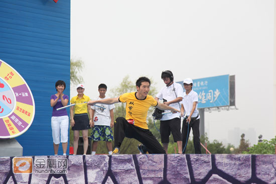 双节棍高手现场显绝技。（金鹰网独家图片，转载须注明版权。）