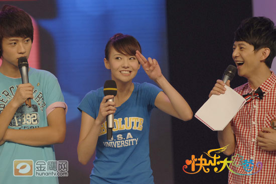 金鹰娱乐讯 本周六《快乐大本营》将播出《一起来看流星雨》特辑，五大主演郑爽、张翰、俞灏明、魏晨、朱梓骁在节目现场突破自我形象，完全放下偶像包袱，与快乐家族同台PK演技，上演另类模仿秀，朱梓骁现场更是拿出自己的“保留节目”，惟妙惟肖的模仿了“小沈阳”。现场气氛热烈，笑料百出。（金鹰网独家图片 转载请注明出处）